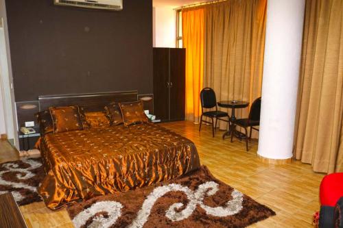 A Matador Hotel suite with a king bed and lounge corner