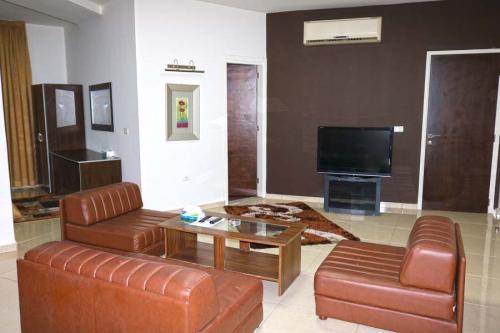 Suite lounge with leather seating
